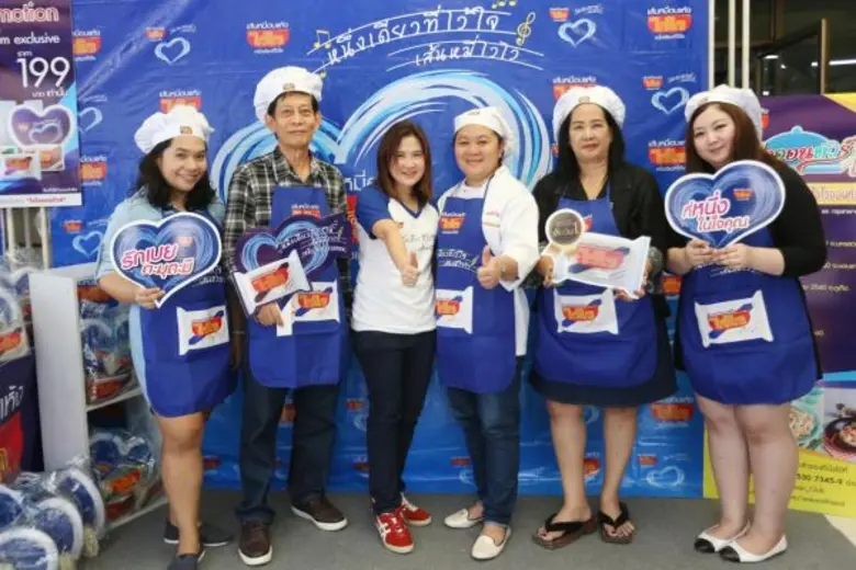 นางสาวภุชชัชชา สท้านไตรภพ (ที่ 3 จากซ้าย)...