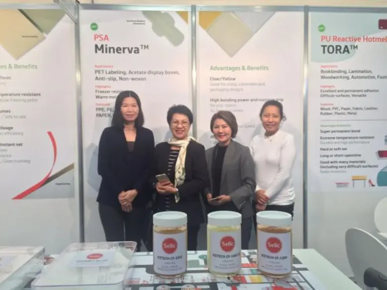 คุณยุวดี เอี่ยมสนธิทรัพย์ (ซ้าย) ประธานเจ...