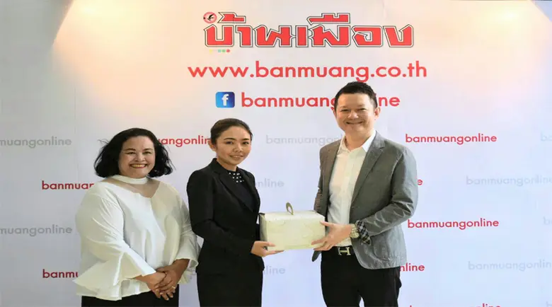 คุณพลฑิตย์ ภุกพิบูลย์ (ขวา) หัวหน้ากองบรร...