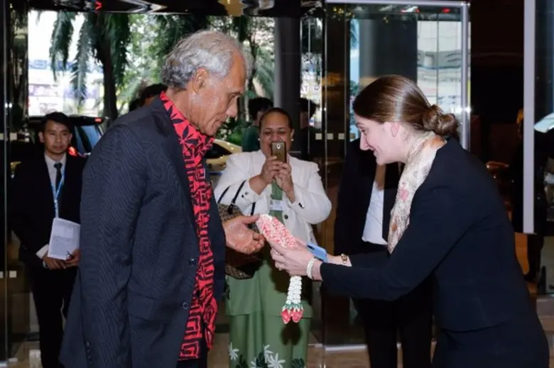 แอนนา โรม (ขวา) ผู้จัดการโรงแรมอมารี วอเต...