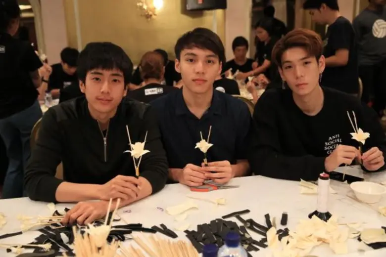 25 กิจกรรมทำดี ตามรอยพ่อ รวมพลังศิลปิน-ดารา ร่วมใจทำ “ดอกไม้จันทน์ ด้วยดวงใจ”