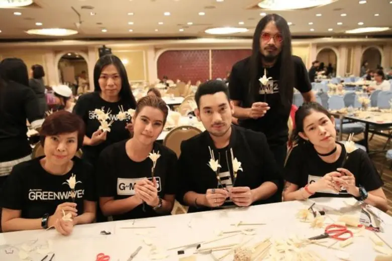 25 กิจกรรมทำดี ตามรอยพ่อ รวมพลังศิลปิน-ดารา ร่วมใจทำ “ดอกไม้จันทน์ ด้วยดวงใจ”