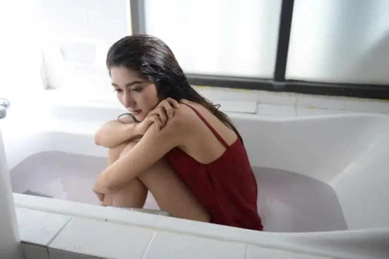 ส่งเพลงเดี่ยว "ไม่อาจหยุดยั้ง" ภายใต้ชายค...