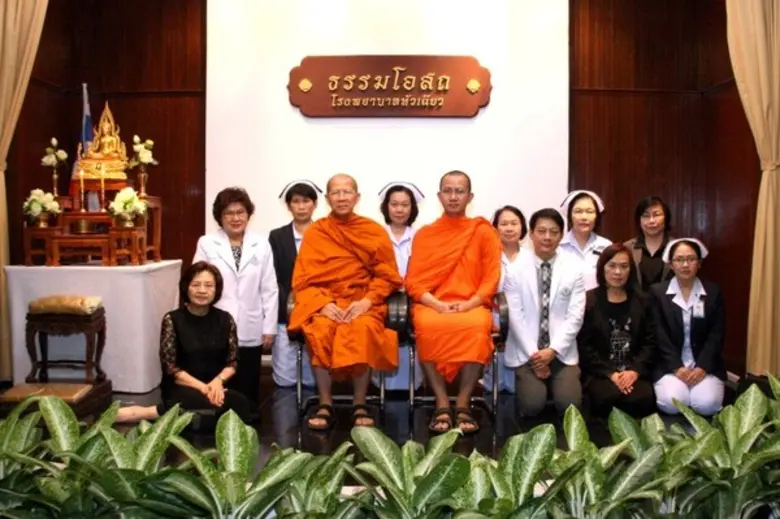 พระมหาสมพงษ์ รตนวํโส จากวัดสร้อยทอง (ขวา)...