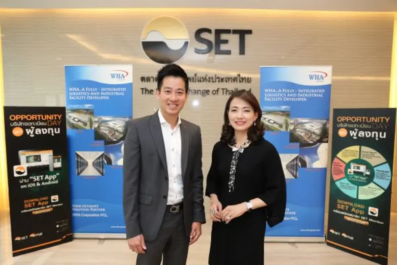 นางสาวจรีพร จารุกรสกุล (ขวา) ประธานเจ้าหน...