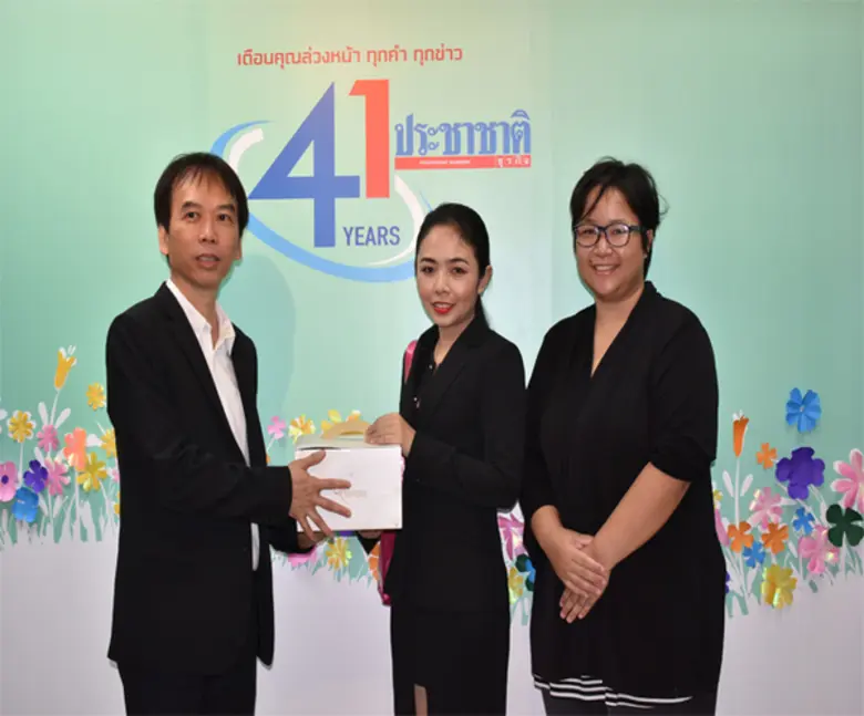 คุณ พัฒนพันธุ์ วงพันธุ์ (ซ้าย) กองบรรณาธิ...