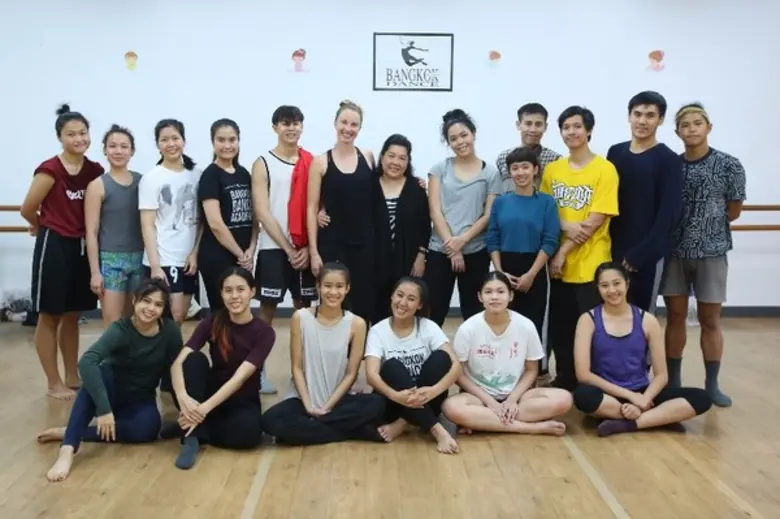 คุณวัลลภา ปัจฉิมสวัสดิ์ (ที่ 7 จากซ้าย) ผ...