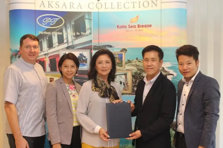 คุณสุภาพร ภัทรวรณี (ที่ 3 จากซ้าย) กรรมกา...