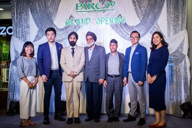 นายโยธา สิงห์สัจจกุล กรรมการบริษัท (ที่ 4 จากซ้าย) ...