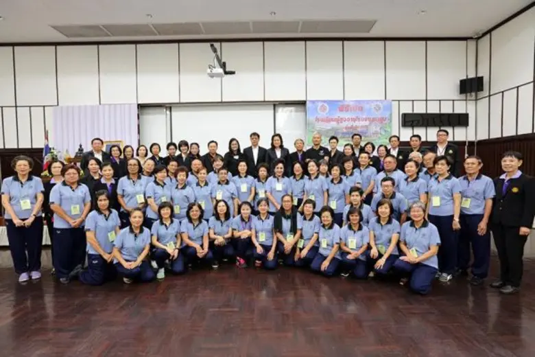 นางสาวดาวน้อย สุทธินิภาพันธ์ ผู้อำนวยการย...