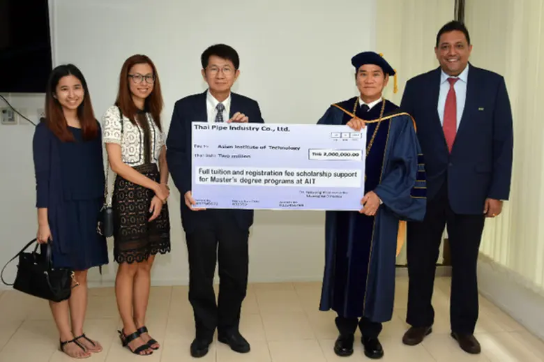 พันเอก ดร.ยรรยง ภัทรเลาหะ (ที่ 3 จากซ้าย) กรรมการผู...