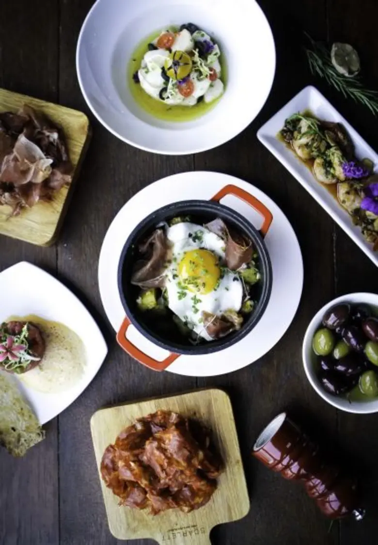 ครั้งแรกของสการ์เล็ต ไวน์ บาร์ แอนด์ เรสเ...