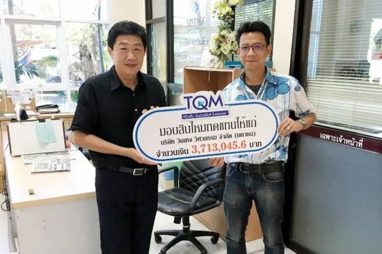 นายจิโรจน์ รัตนเสมานนท์ (ขวา) ผู้จัดการฝ่...