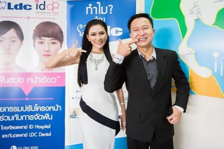 ทันตแพทย์วัฒนา ชัยวัฒน์ หรือหมอหนึ่ง (ขวา...