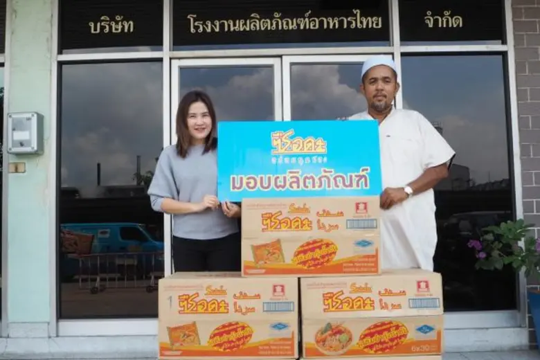 นางสาวภุชชัชชา สท้านไตรภพ (ซ้าย) ผู้ช่วยผ...