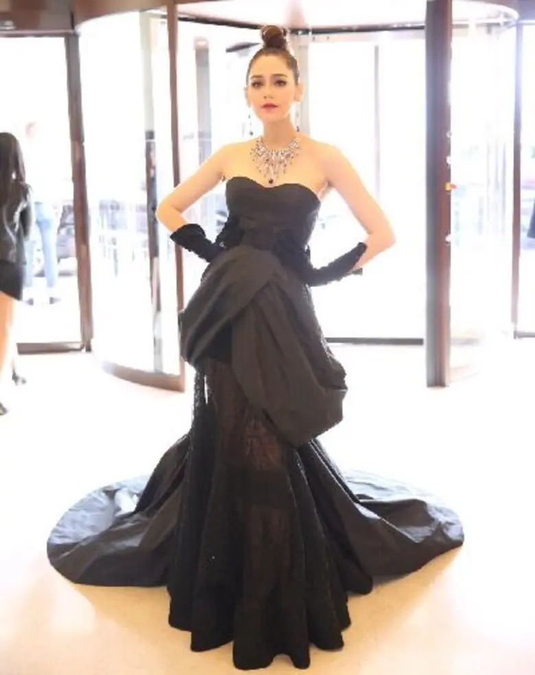 ส่องแฟชั่น รวมลุคสุดปัง "ชมพู่" บนพรมแดงคานส์