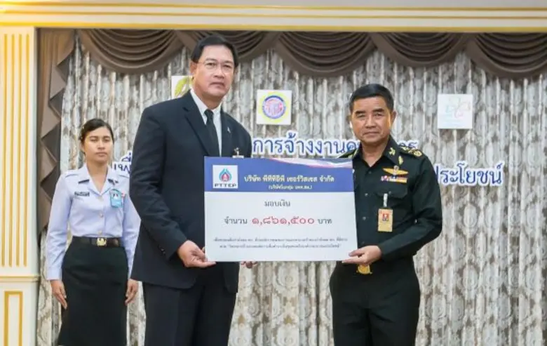 นายพงศธร ทวีสิน (ซ้าย) ประธานเจ้าหน้าที่ป...