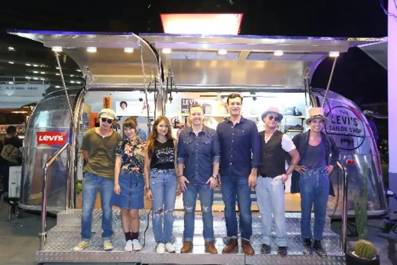 มิสเตอร์ ซาเมียร์ โคล (ที่ 3 จากขวา) ผู้บริหารอาวุโ...