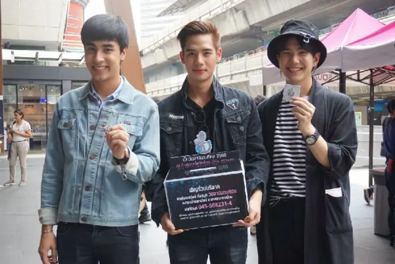 ภาพข่าว: นักแสดง “ที่หนี้มีรัก – เหยื่อพยาบาท” ร่วมรับบริจาค “เข็มวันอานันทมหิดล” เพื่อสมทบทุนให้กับโรงพยาบาลจุฬาฯ ณ สยามสแควร์วัน