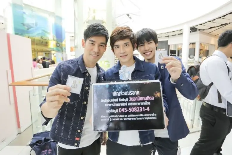 ห้างแทบแตก!!! เมื่อเหล่าแฟนคลับนับร้อยต่า...