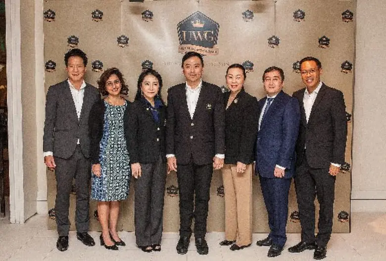 ดร.ศุภชัย สุขะนินทร์ (คนกลาง) พร้อมด้วย ป...