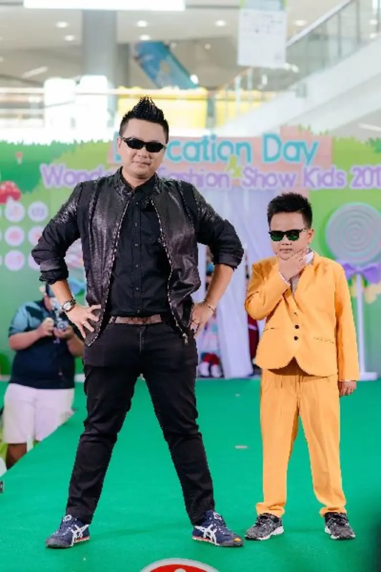 เอ เชิญยิ้ม ควง ลูกชายน้องฮีโร่ นำทีมซุปตาร์เด็กเดินแฟชั่นโชว์แบรนด์ "Natcha Kids"