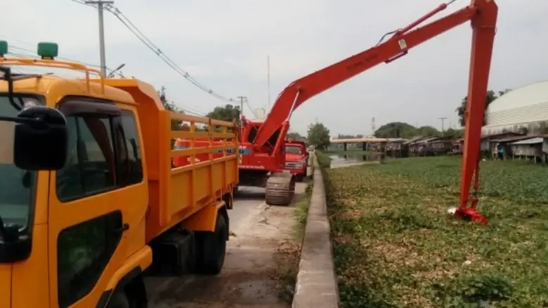 ปภ. โดย ศูนย์ ปภ.เขต 1 ปทุมธานี ร่วมแก้ไขปัญหาผักตบชวา จังหวัดปทุมธานี