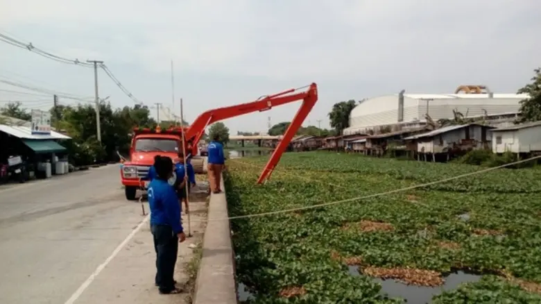 ปภ. โดย ศูนย์ ปภ.เขต 1 ปทุมธานี ร่วมแก้ไขปัญหาผักตบชวา จังหวัดปทุมธานี