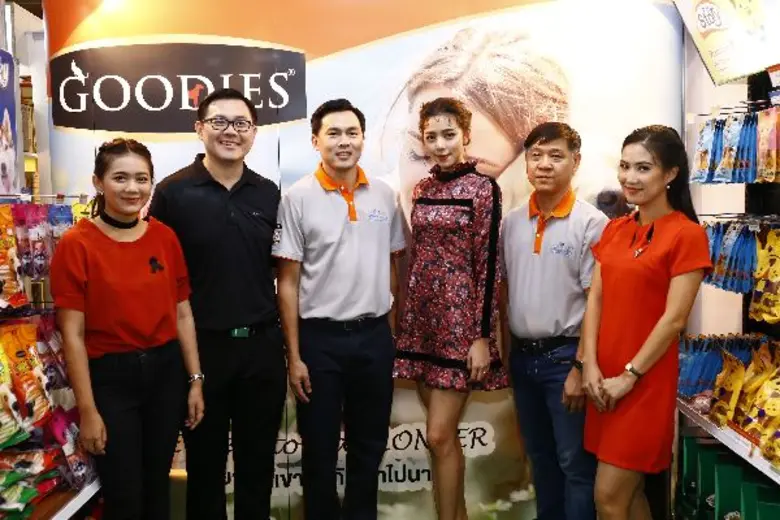 “นิวเคลียร์ หรรษา” จูง “เจ้าขาโจ๋” สุนัขตัวโปรด ร่วมแชร์ทริคเอาใจสัตว์เลี้ยงกับผลิตภัณฑ์ขนมสุนัขแบรนด์ Goodies