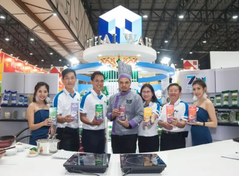 คุณโฮ เรน ฮวา (ที่ 3 จากซ้าย) ประธานเจ้าห...