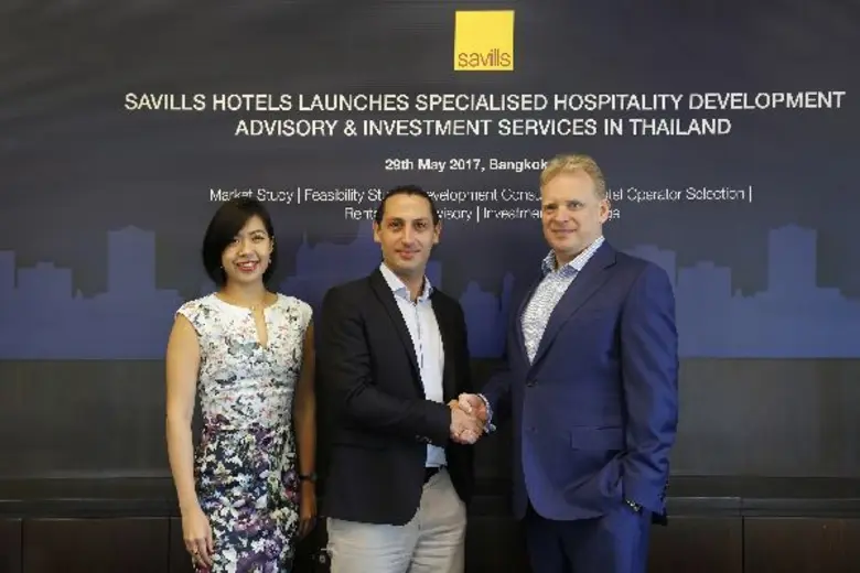 จากซ้ายไปขวา; · คุณโคลอี้ แทน รักษาการผู้...