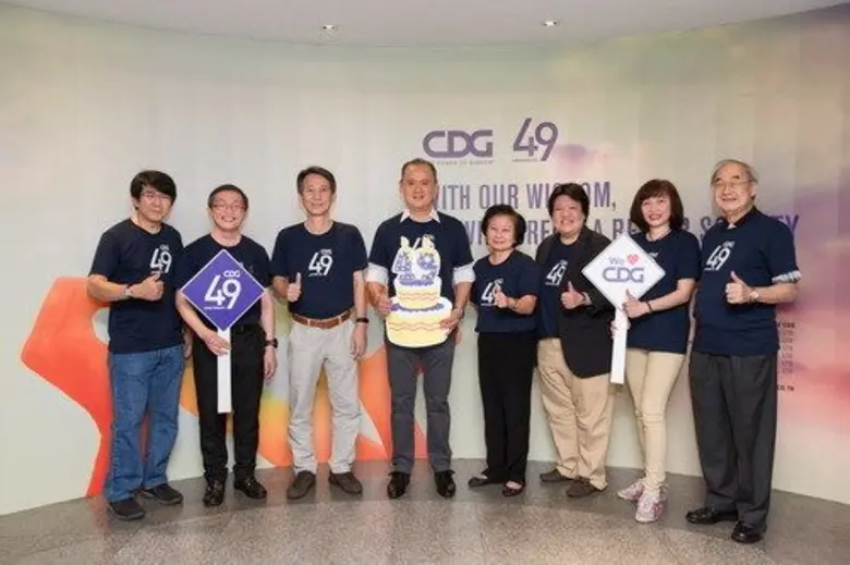 นายนาถ ลิ่วเจริญ (ที่สี่จากซ้าย) ประธานกร...