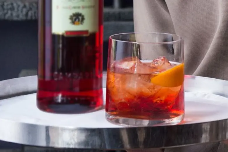 อัพ แอนด์ อะบัฟ บาร์ (Up & Above Bar) โรง...