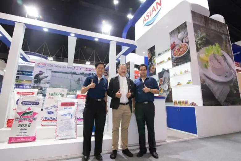 นายสมศักดิ์ อมรรัตนชัยกุล (กลาง) ประธานเจ...