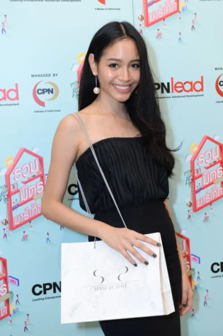 'ซีพีเอ็น’ สนับสนุนผู้ประกอบการเอสเอ็มอีรุ่นใหม่ นักแสดงสาว 'พิมพ์ – พิมพ์จิรา’ โชว์ลีลาพารท์เนอร์ธุรกิจแฟชั่น ในงาน “รวมมิตรมาร์เก็ต” โชว์เคส “คนดีมีของ" ที่เซ็นทรัลเวิลด์