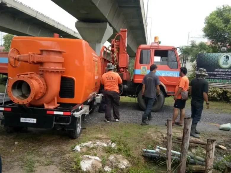 ปภ. โดย ศูนย์ ปภ.เขต 1 ปทุมธานี ร่วมแก้ไขปัญหาน้ำท่วมขัง จังหวัดปทุมธานี