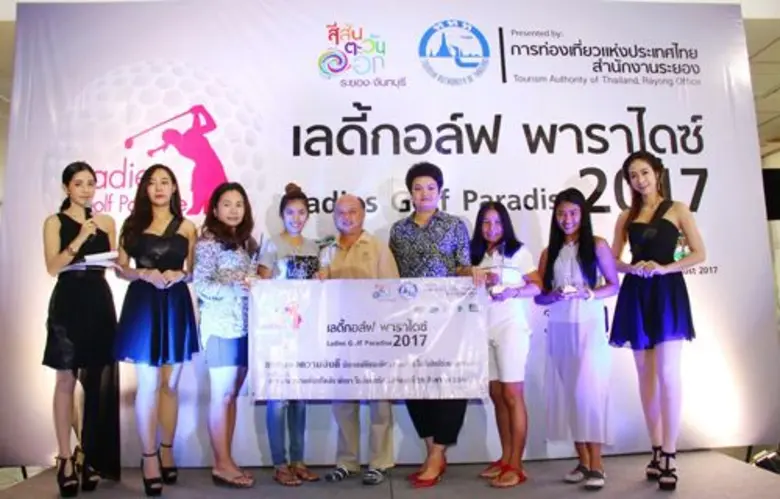 นรา โนอินทร์ (ที่5 จากซ้าย) ผู้ช่วยผู้จัด...