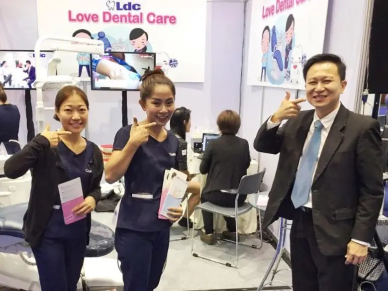 ทันตแพทย์วัฒนา ชัยวัฒน์ หรือหมอหนึ่ง (ขวา...