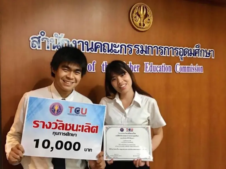 นายเสรีภาพ สอนโพธิ์ (ซ้าย) และ นางสาวเก็บ...