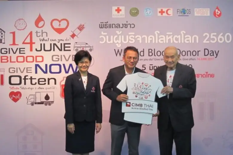 นายประภาส ทองสุข (กลาง) รองกรรมการผู้จัดก...