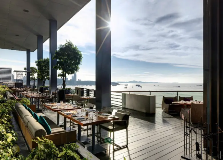 เพลิดเพลินกับ 'ซันเดย์บรันช์’ และวิวทะเลสวย ณ ห้องอาหารเอดจ์ โรงแรมฮิลตัน พัทยา