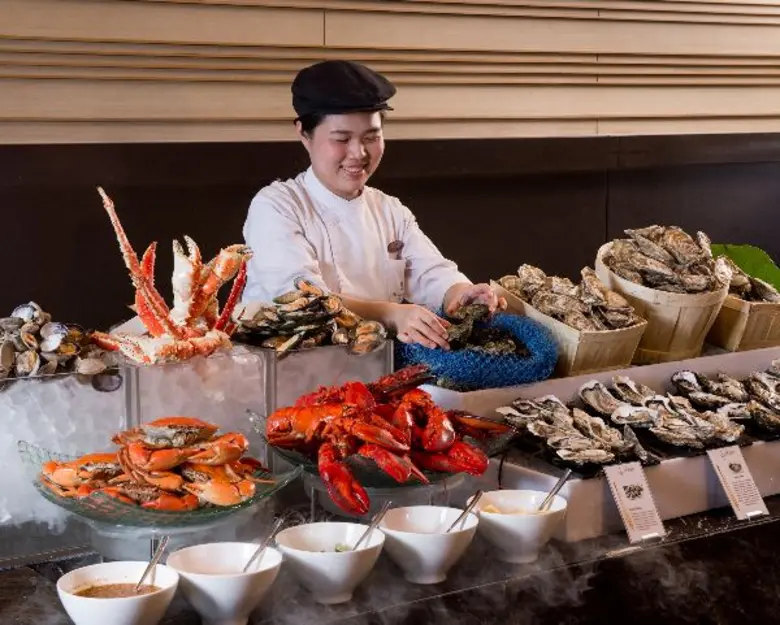 แชมเปญซันเดย์บรั้นซ์ ณ ห้องอาหาร อัพแอนด์อะบัฟ