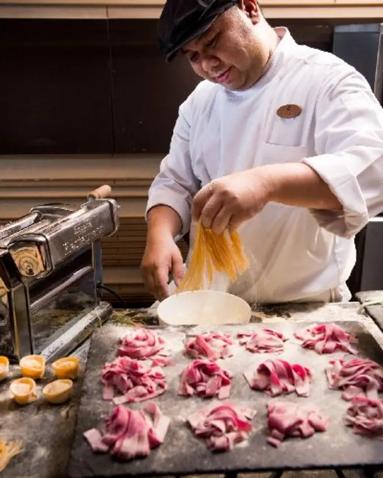 แชมเปญซันเดย์บรั้นซ์ ณ ห้องอาหาร อัพแอนด์อะบัฟ