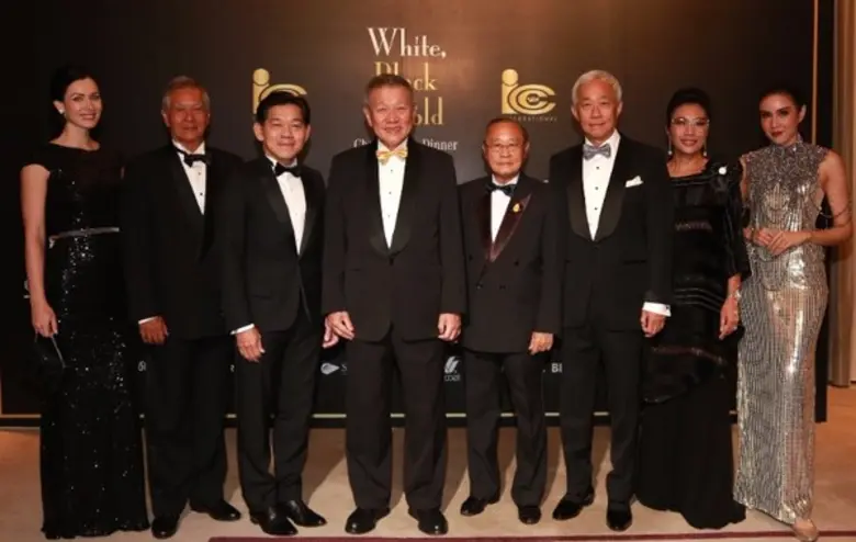 บุญเกียรติ โชควัฒนา(คนที่4จากซ้าย) ประธาน...