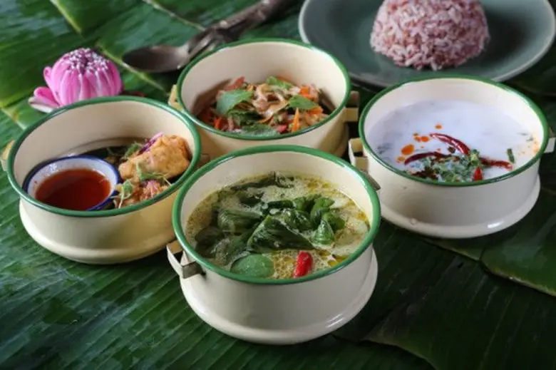 ห้องอาหารไทยธาราทอง โรงแรมรอยัล ออคิด เชอ...