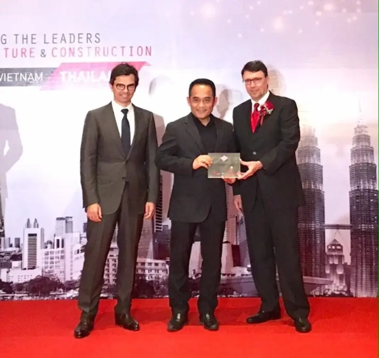 บรรยายใต้ภาพ (จากซ้ายไปขวา) มร. ริชาร์ด จ...