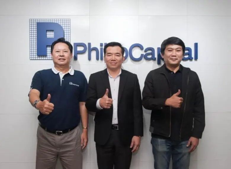 คุณสมภพ เล็งเลิศผล (ซ้าย) รองกรรมการผู้จั...