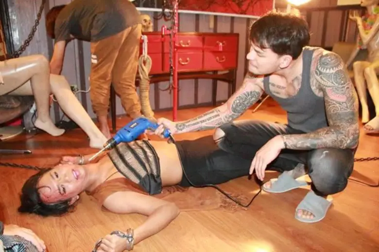 'เจนนี่’ เสียว! 'แทค’ อินบทโหด ใช้สว่านไฟฟ้าขู่ฆ่า