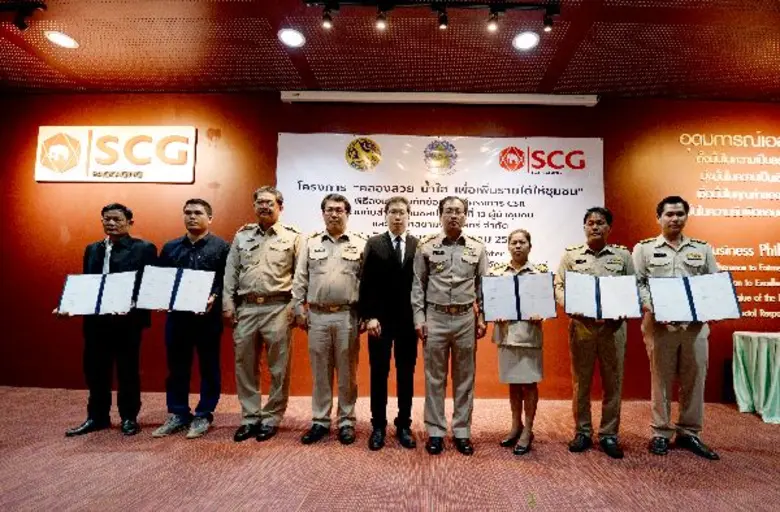 นายมหาศาล ธีรวรุตม์ (กลาง) กรรมการผู้จัดก...