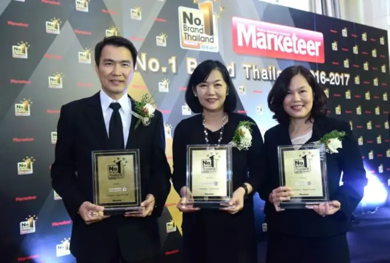 นางนพวรรณ เจิมหรรษา (กลาง) และนายสุรัตน์ ...